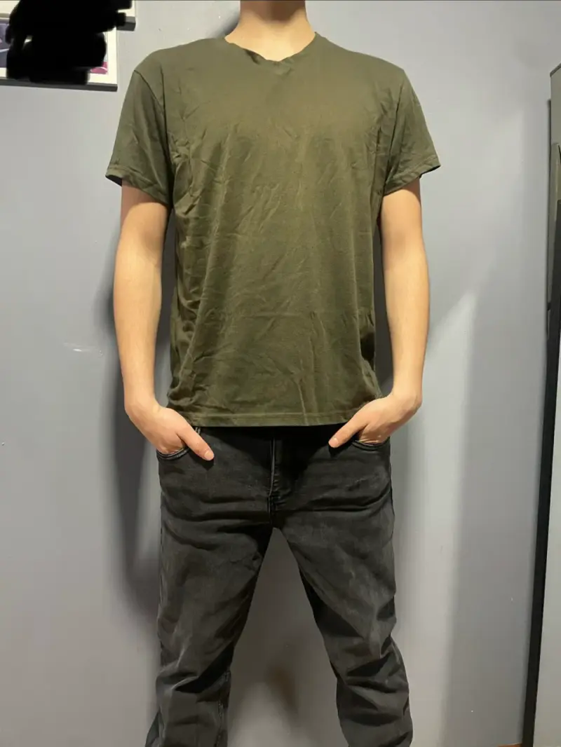 Polera verde oliva para hombre