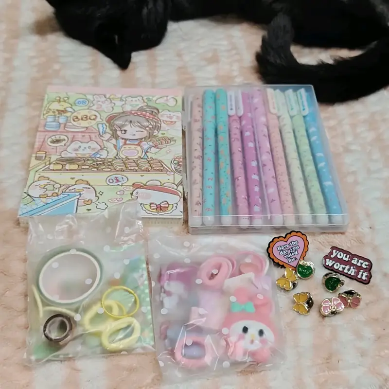 Set de papelería kawaii con bolígrafos y accesorios - 1