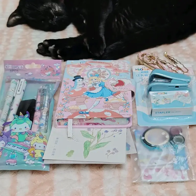 Set de papelería kawaii con bolígrafos y accesorios - 3