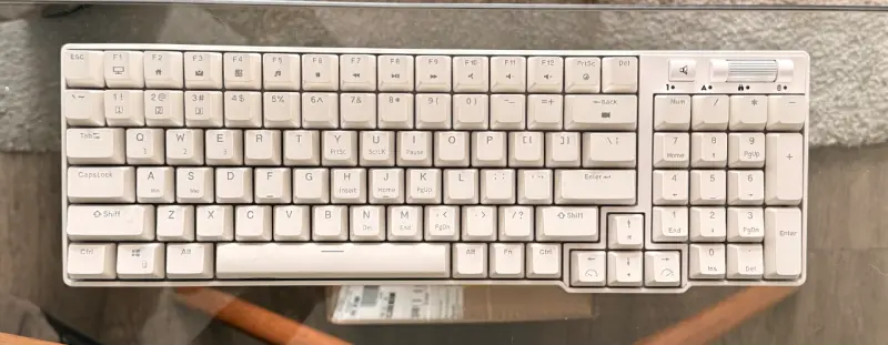 Teclado mecánico blanco con teclas multimedia - 1
