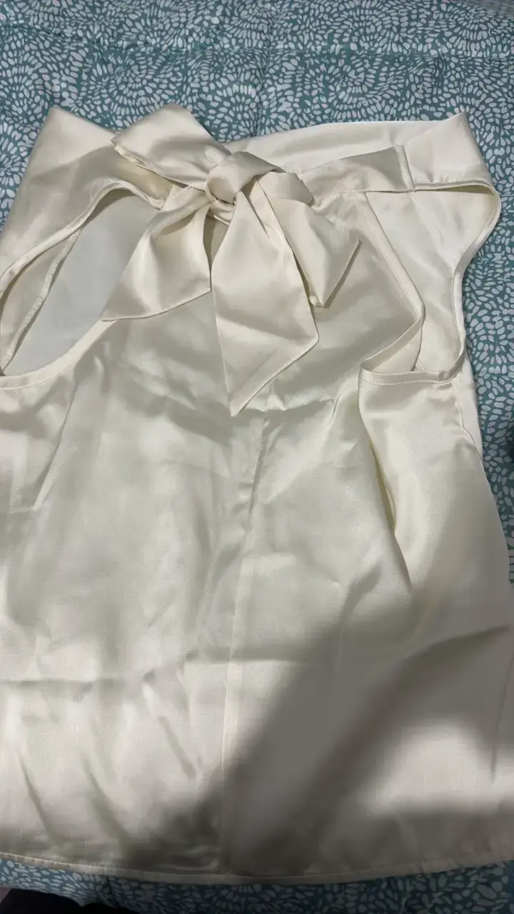 Blusa de satén con lazo beige elegante - 1