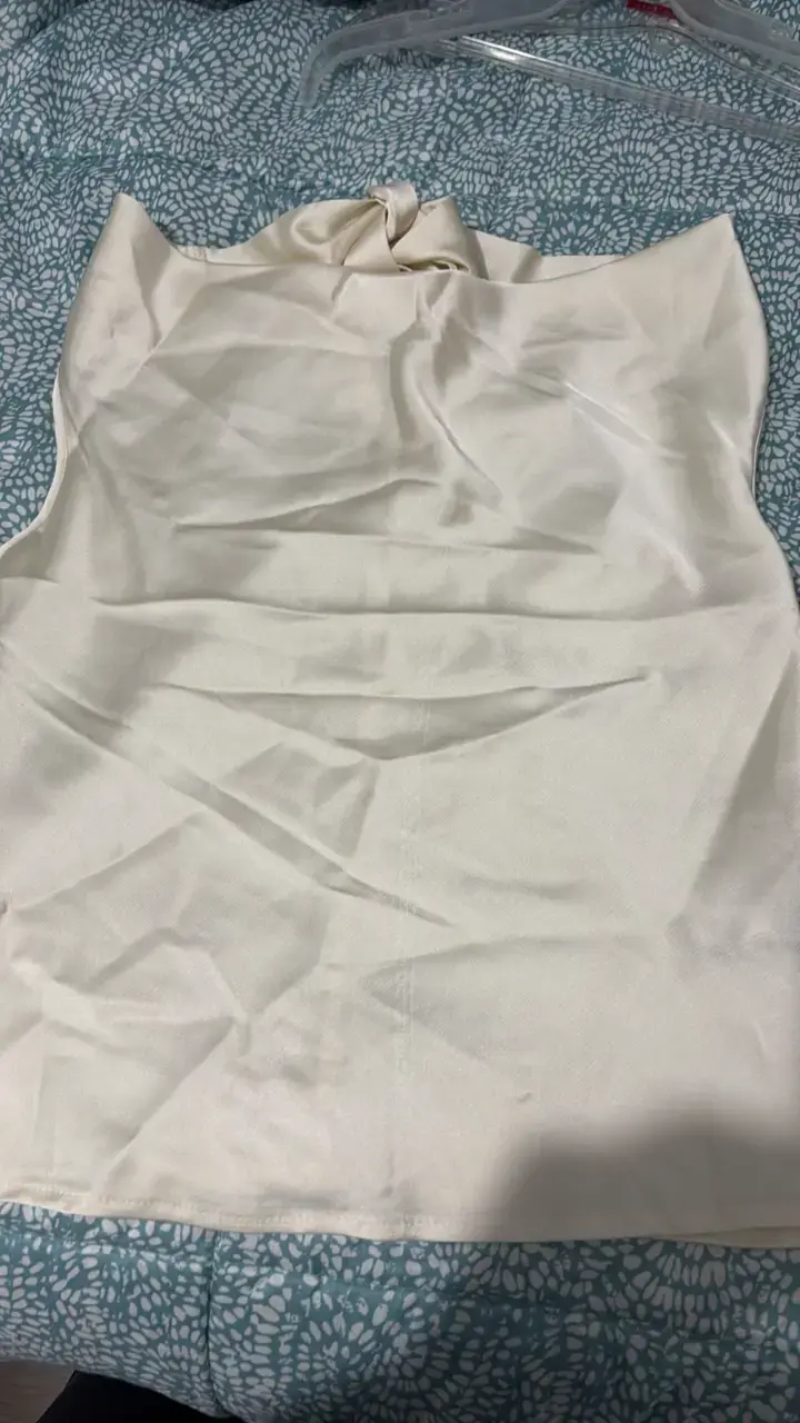 Blusa de satén con lazo beige elegante - 2