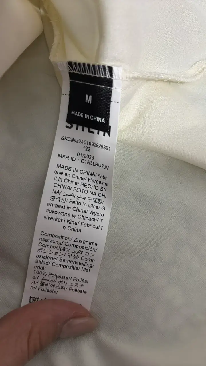 Blusa de satén con lazo beige elegante - 3