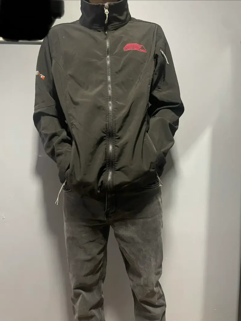 Chaqueta negra con cierre y logo bordado