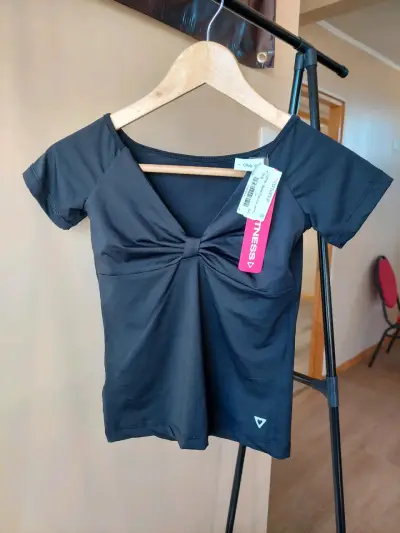 Polera negra de fitness casual - miniatura 1