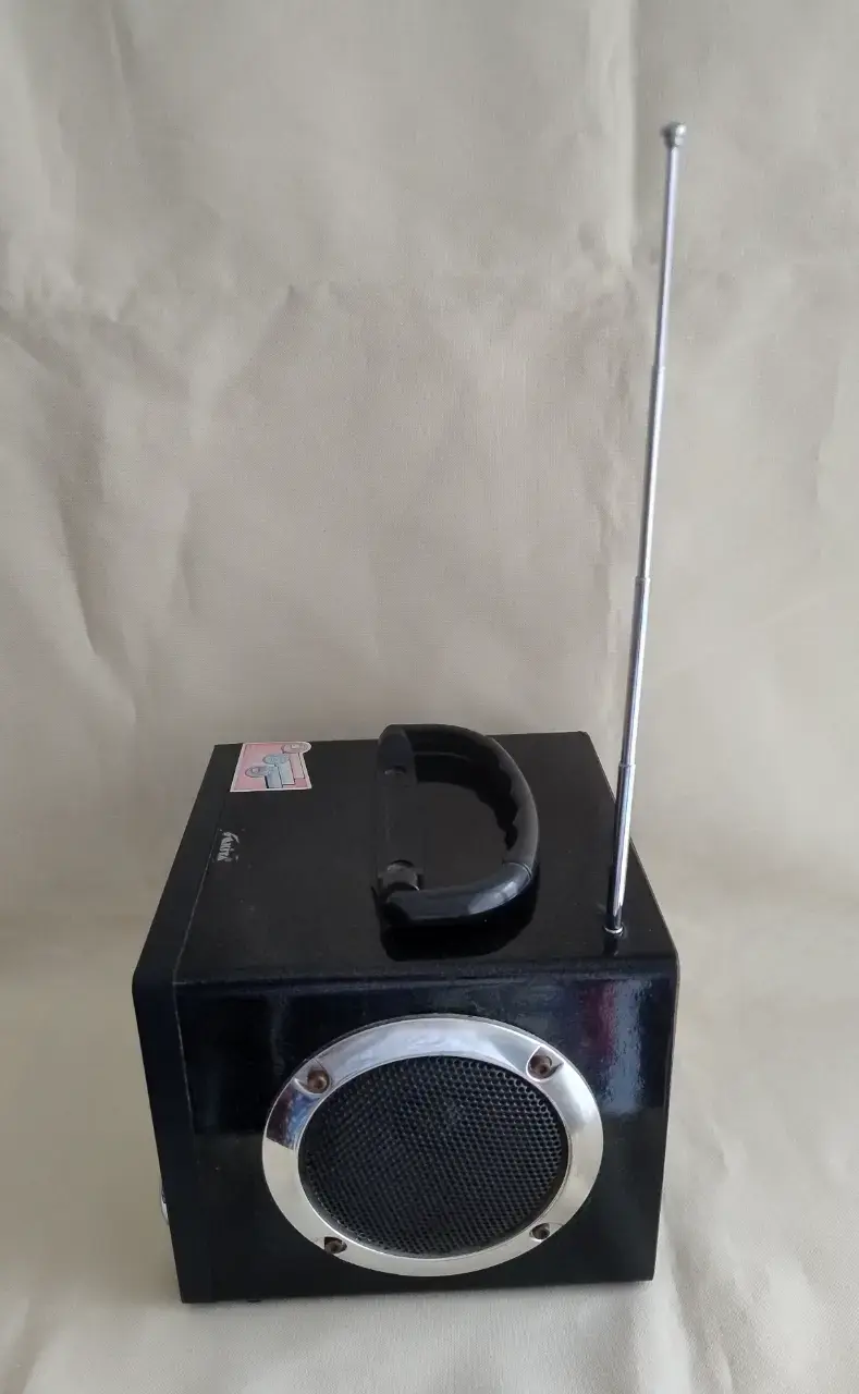 Radio Recargable Cubo c/Control Remoto Año 2006 - 3