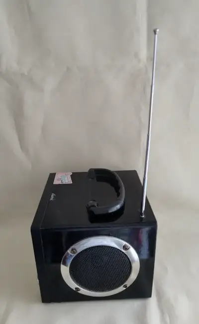 Radio Recargable Cubo c/Control Remoto Año 2006 - miniatura 3