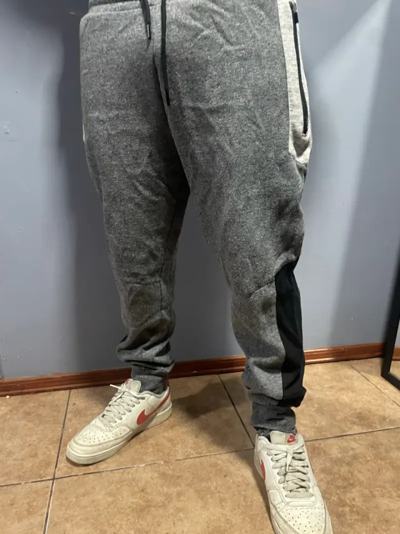 Pantalones deportivos grises con bolsillo - 1