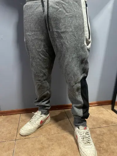Pantalones deportivos grises con bolsillo - miniatura 1