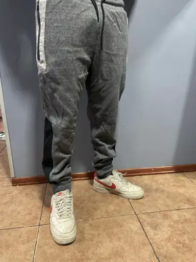 Pantalones deportivos grises con bolsillo - miniatura 2