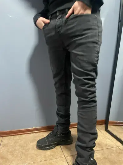 Jeans negros ajustados para hombre - miniatura 1