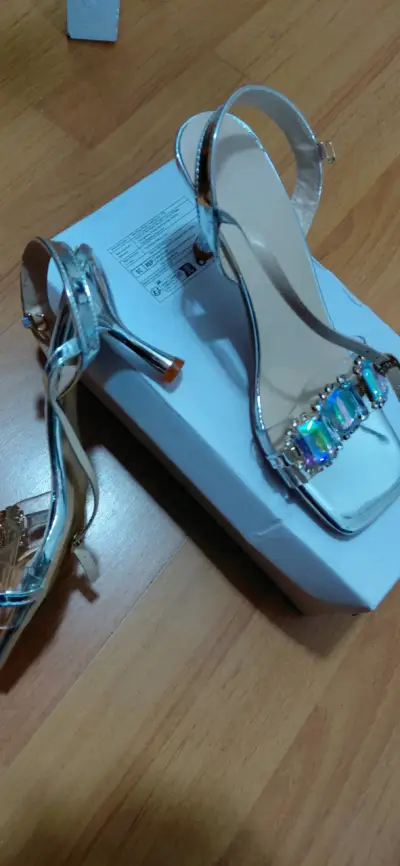 Sandalias de tacón plateadas con pedrería - miniatura 1