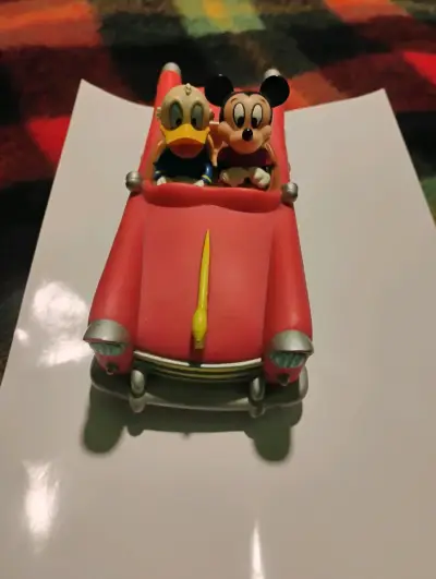 Figura de colección Mickey y Donald en auto - miniatura 1
