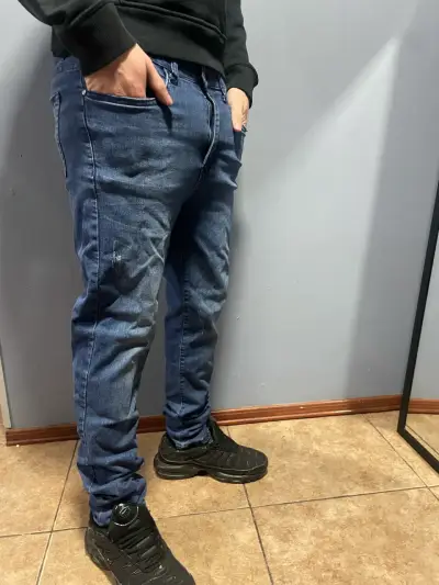 Jeans azul oscuro para hombre en buen estado - miniatura 1