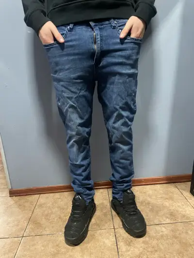 Jeans azul oscuro para hombre en buen estado - miniatura 2