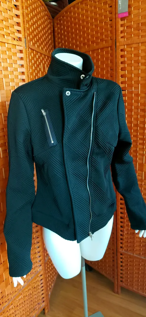Chaqueta negra con diseño geométrico - 1