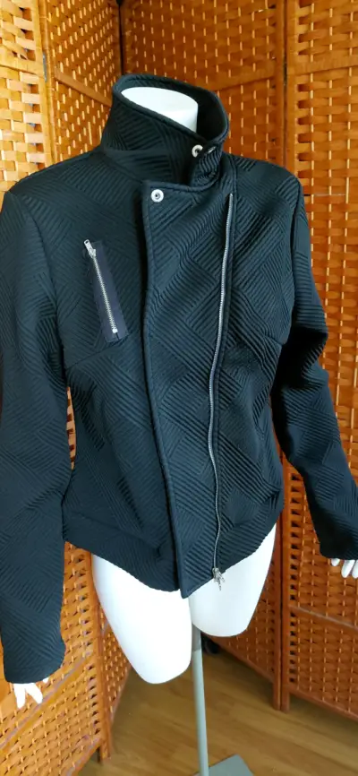 Chaqueta negra con diseño geométrico - miniatura 2