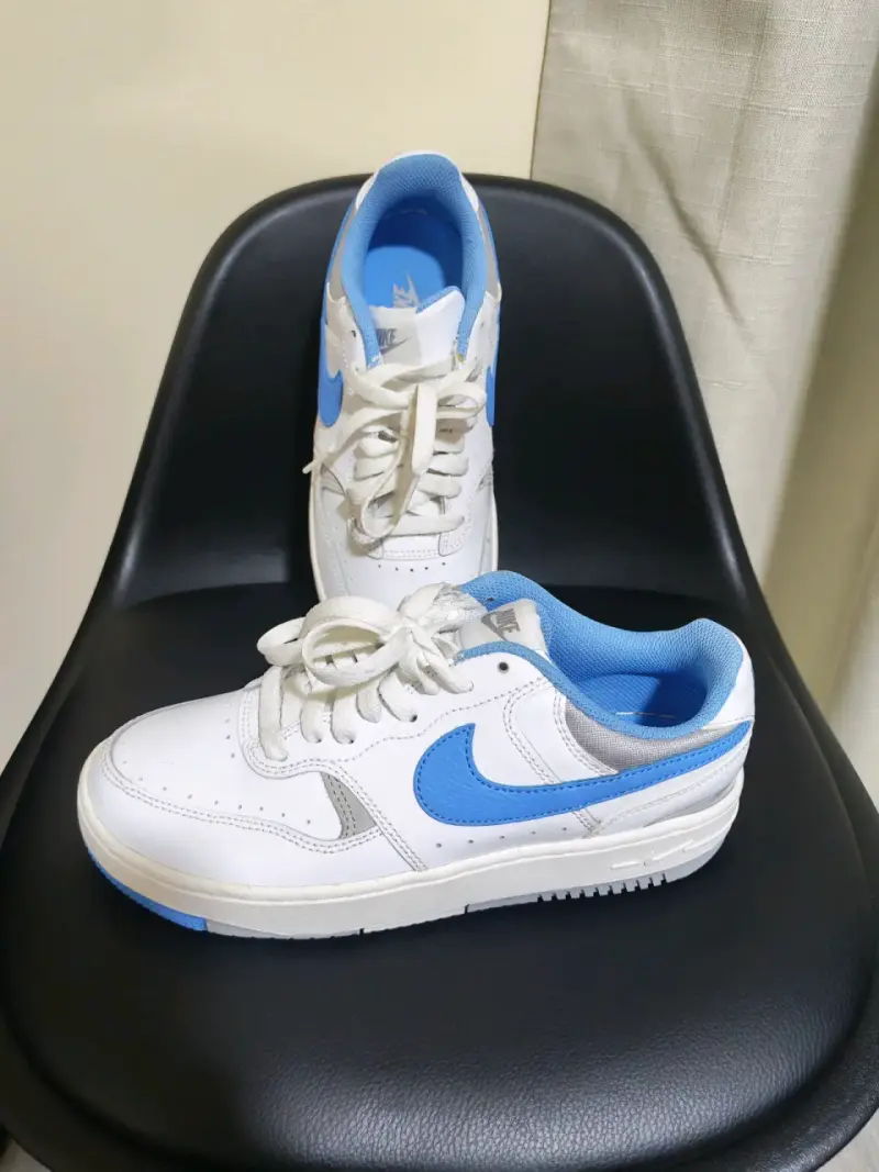 Zapatillas deportivas Nike blancas y azules - 1