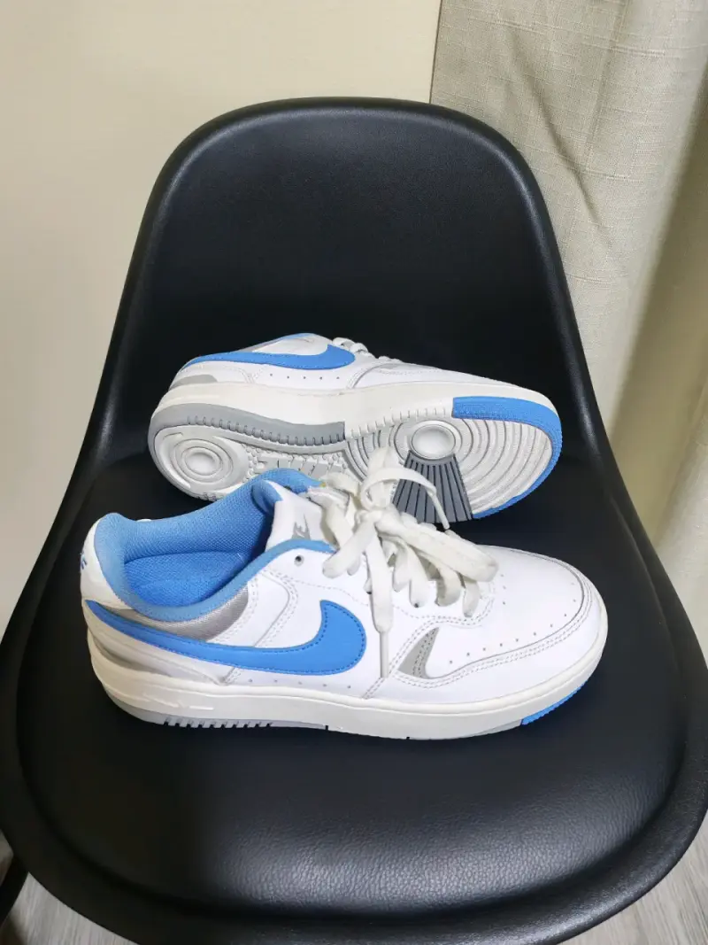 Zapatillas deportivas Nike blancas y azules - 2