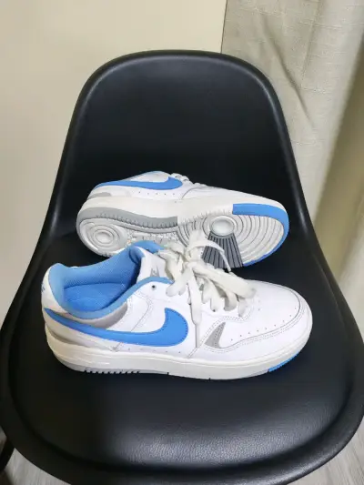 Zapatillas deportivas Nike blancas y azules - miniatura 2