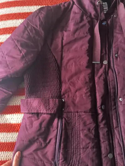 Chaqueta burdeo con capucha para mujer - miniatura 1
