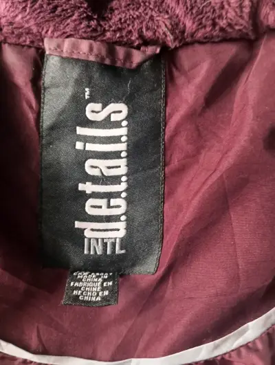 Chaqueta burdeo con capucha para mujer - miniatura 3