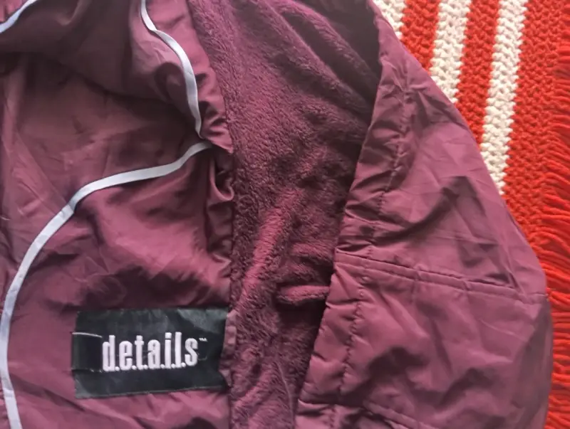 Chaqueta burdeo con capucha para mujer - 4