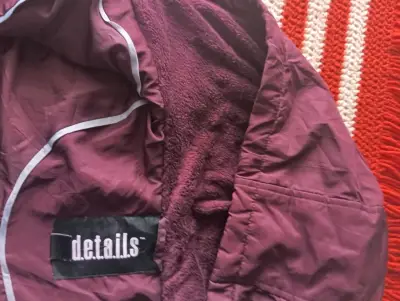 Chaqueta burdeo con capucha para mujer - miniatura 4