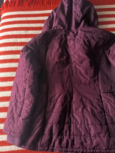 Chaqueta burdeo con capucha para mujer - miniatura 5