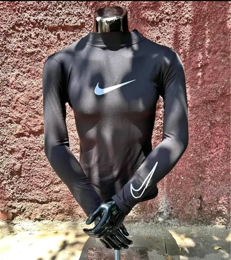Polera deportiva Nike negra manga larga tallas