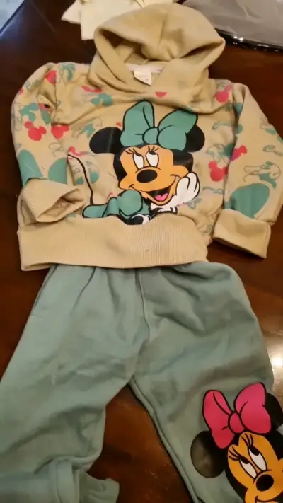 Conjunto infantil Minnie Mouse beige y verde - miniatura 1