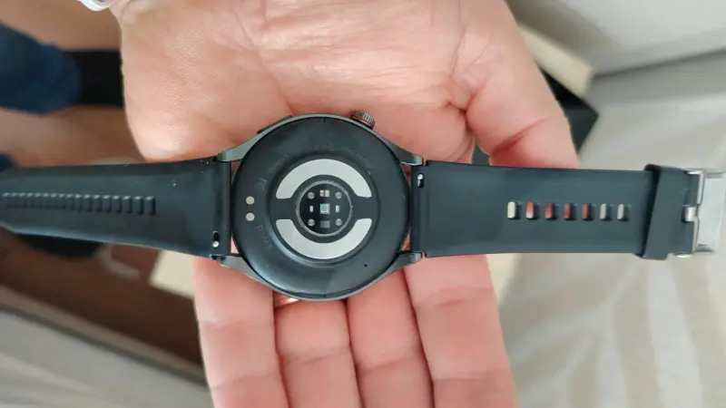Smartwatch deportivo con correa negra - 2