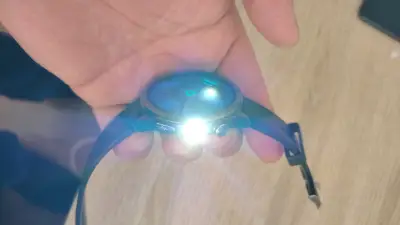 Smartwatch deportivo con correa negra - miniatura 3
