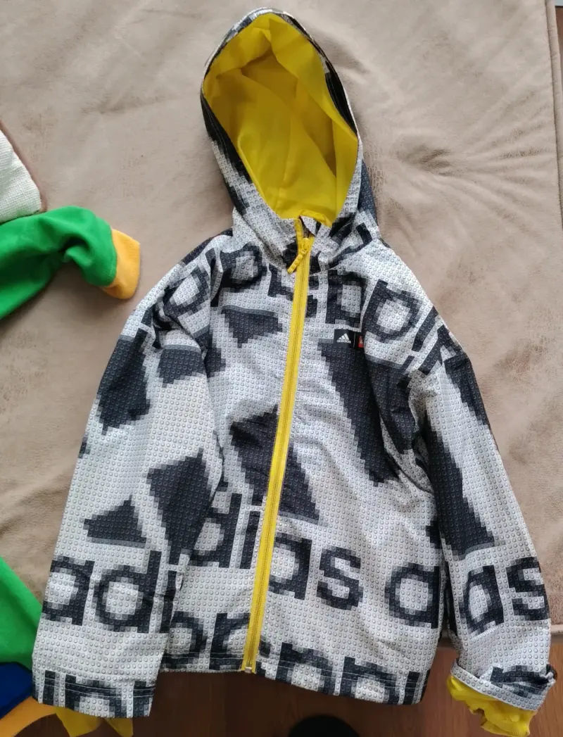 Chaqueta Adidas con capucha y diseño gráfico - 1