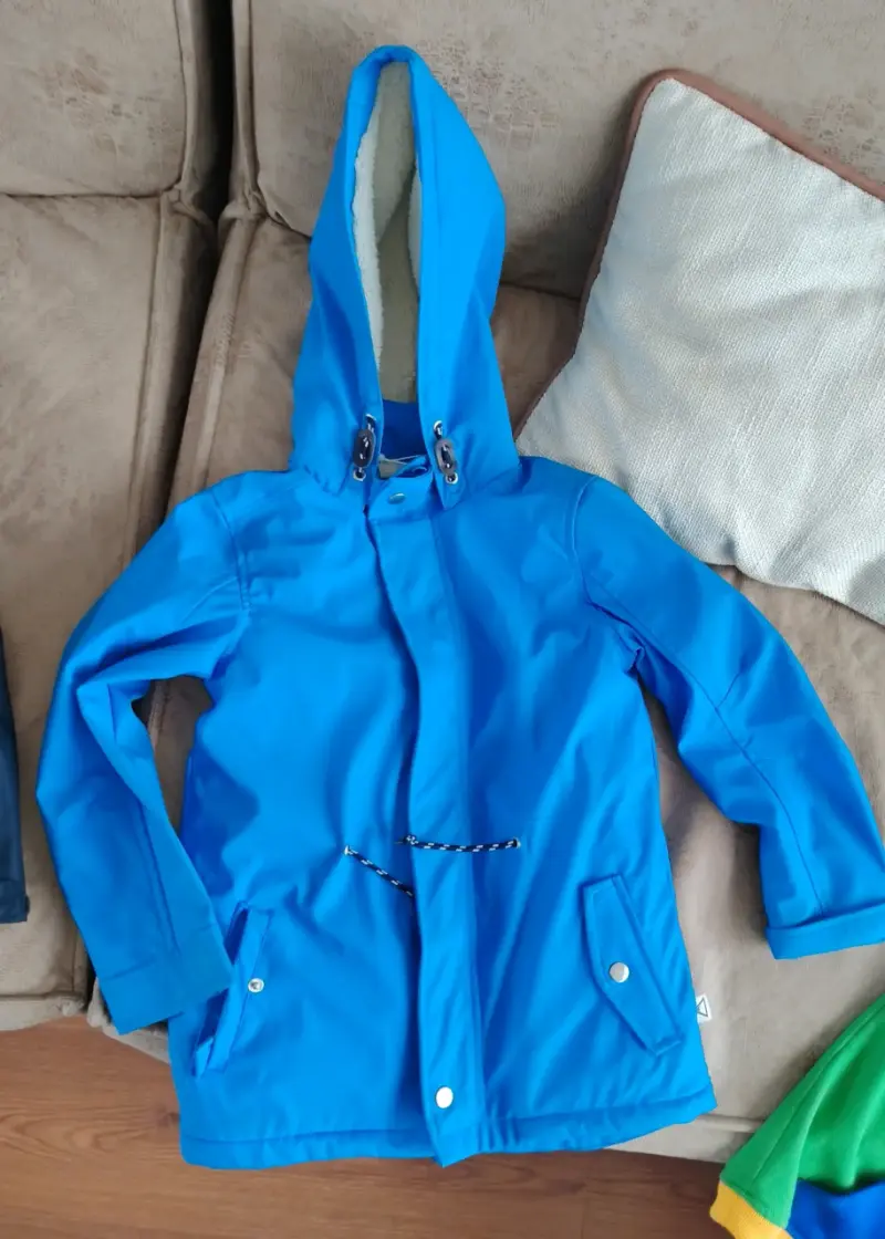Chaqueta Adidas con capucha y diseño gráfico - 4