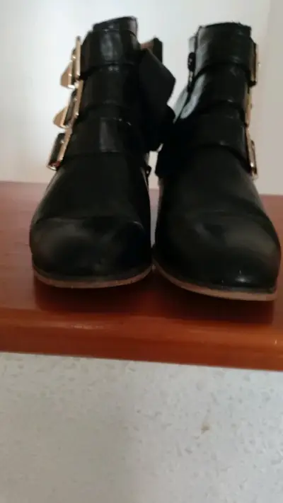 Botines negros con hebillas metálicas - miniatura 1