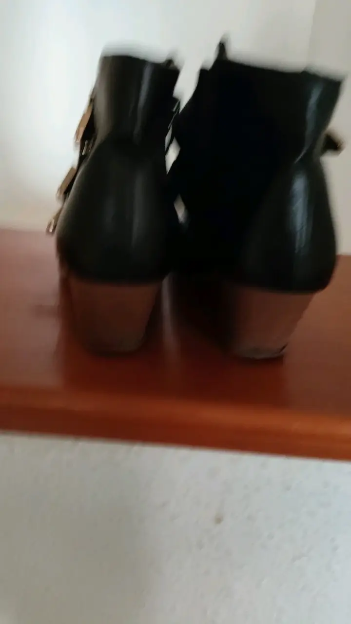 Botines negros con hebillas metálicas - 2