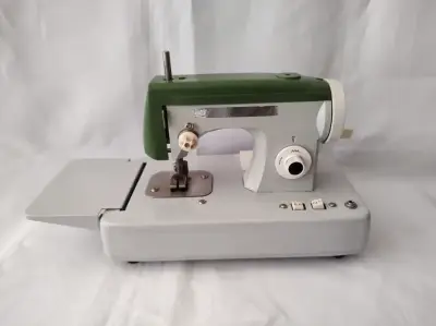 Maquina De Coser De Juguete Años 60-70 Decorativa - miniatura 1