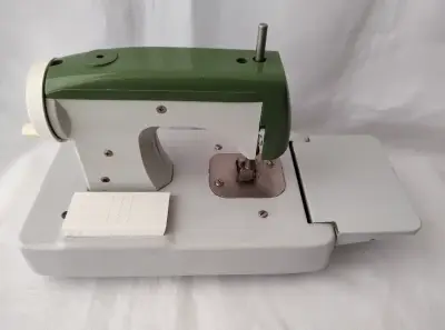 Maquina De Coser De Juguete Años 60-70 Decorativa - miniatura 2