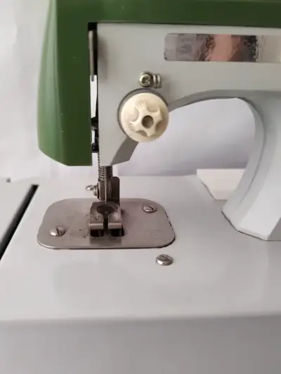 Maquina De Coser De Juguete Años 60-70 Decorativa - miniatura 3