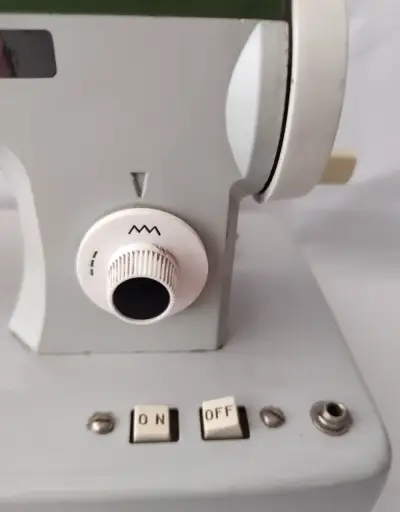 Maquina De Coser De Juguete Años 60-70 Decorativa - miniatura 4