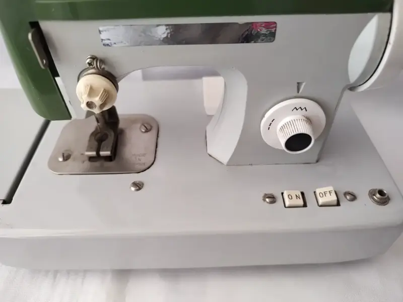 Maquina De Coser De Juguete Años 60-70 Decorativa - 6
