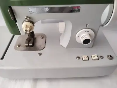 Maquina De Coser De Juguete Años 60-70 Decorativa - miniatura 6
