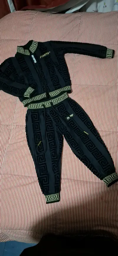 Conjunto deportivo negro con diseño dorado 12meses - miniatura 1