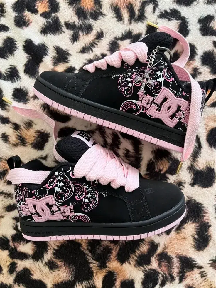 Zapatillas DC negras con detalles rosados - 2