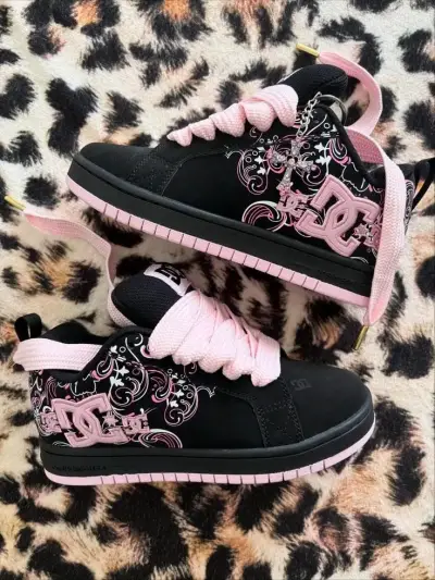 Zapatillas DC negras con detalles rosados - miniatura 2