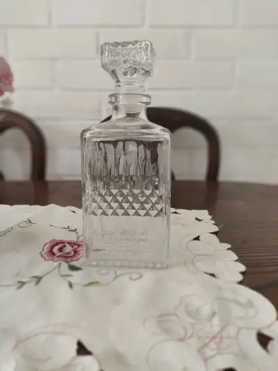Elegante decantador de cristal tallado - miniatura 1