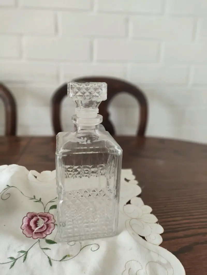Elegante decantador de cristal tallado - 2