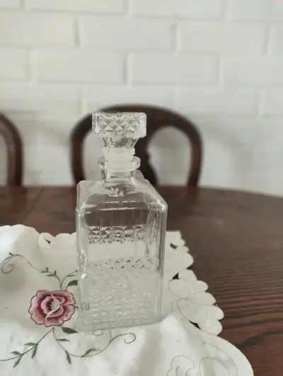 Elegante decantador de cristal tallado - miniatura 2