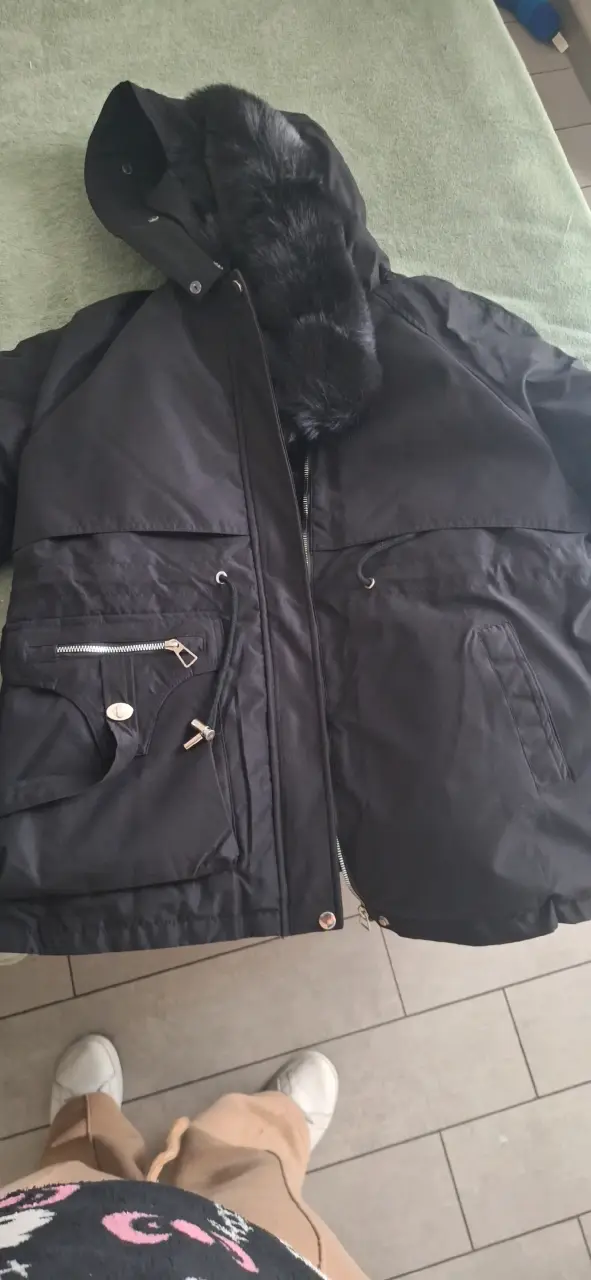 Parka negra con capucha de piel sintética - 1
